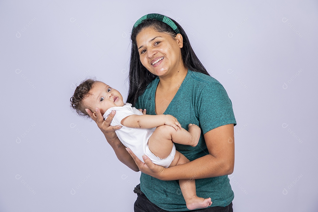 Uma mulher com seu  bebê fofo nos braços