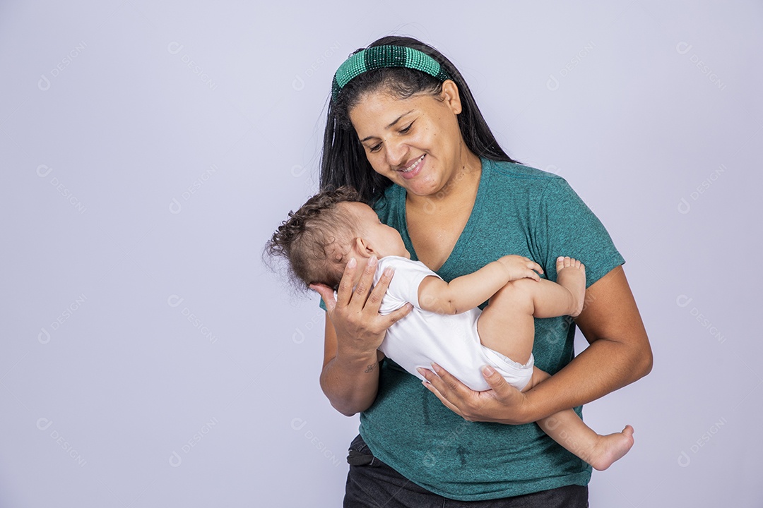 Mulher com seu bebê sorrindo