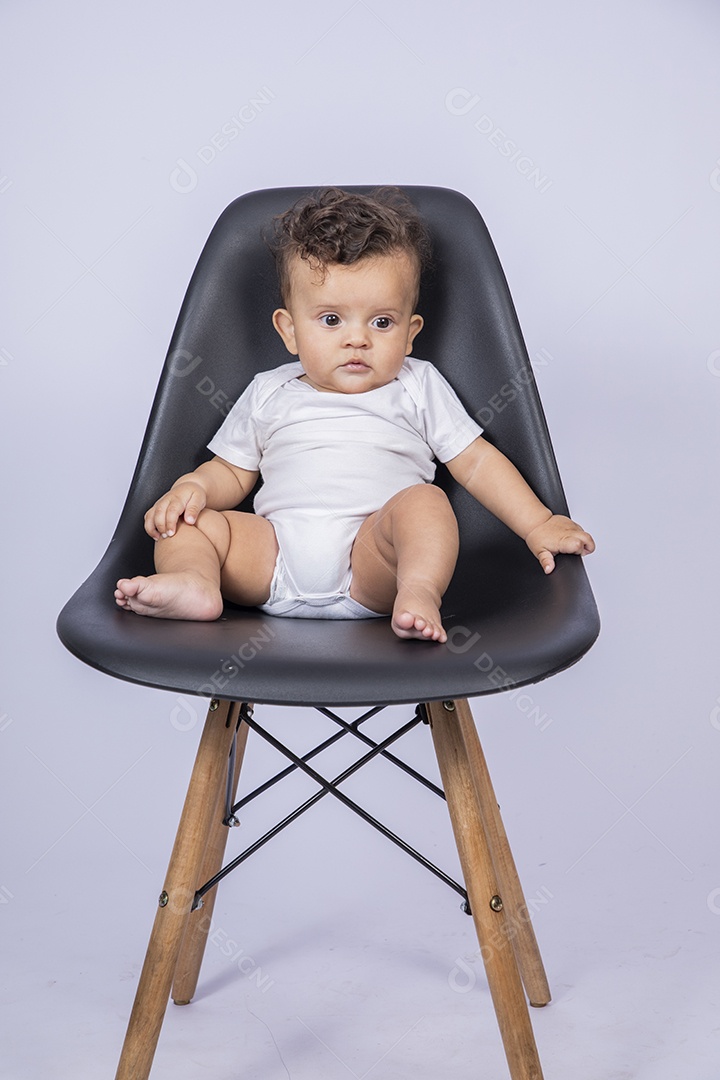 Lindo bebê sentado na cadeira