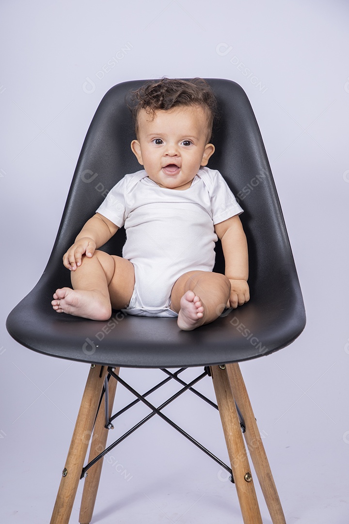 Lindo bebê sentado na cadeira