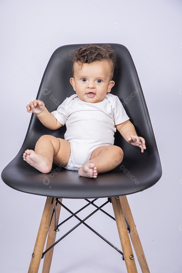 Bebê lindo fofinho sentado na cadeira