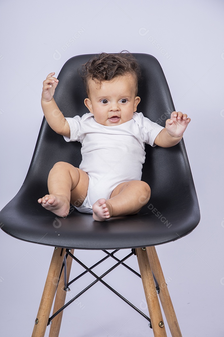 Um bebê fofinho sentando na cadeira