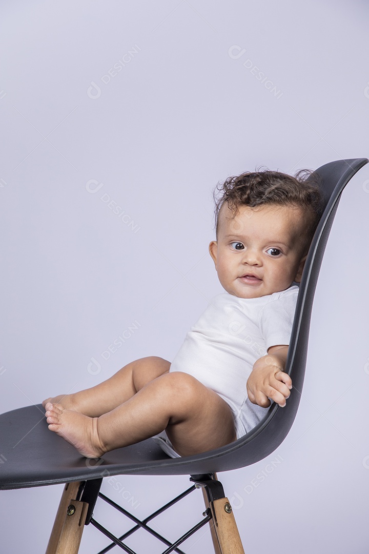 Um bebê fofinho sentando na cadeira