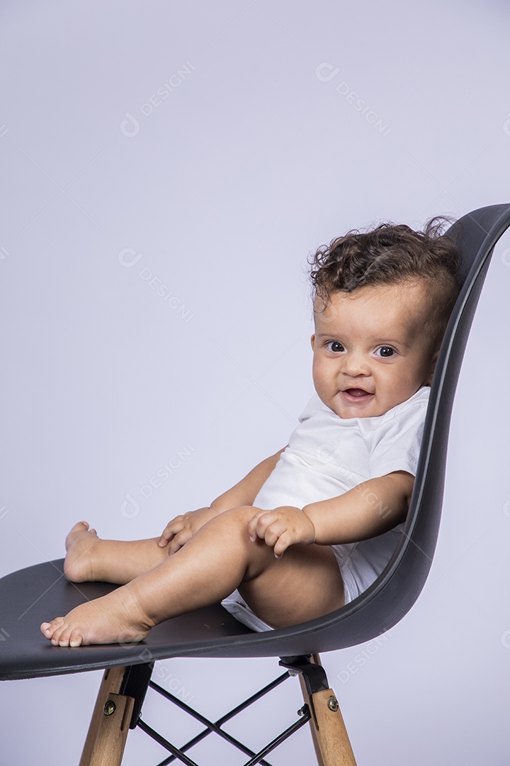 Bebê sentando na cadeira