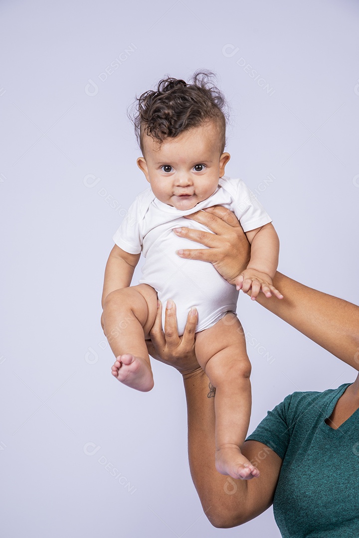 Um bebê fofo sendo segurado por alguém