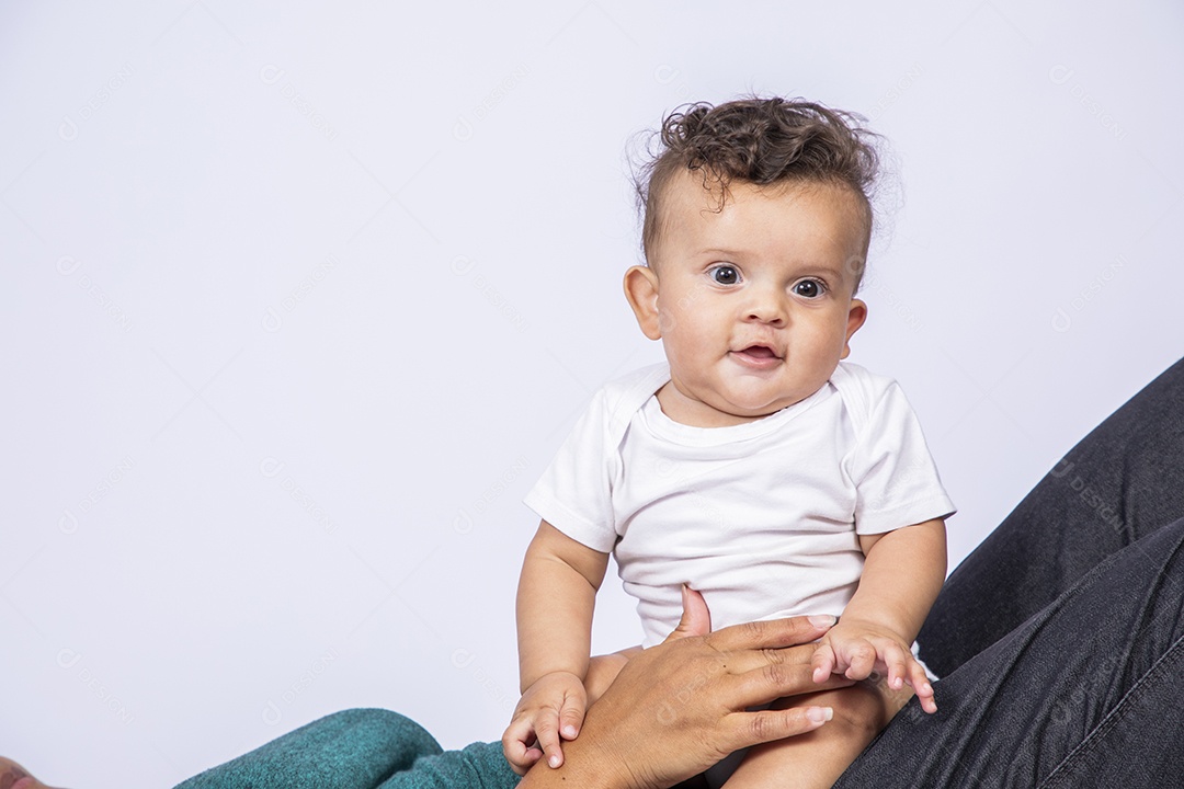 Um bebê fofo deitado na cama