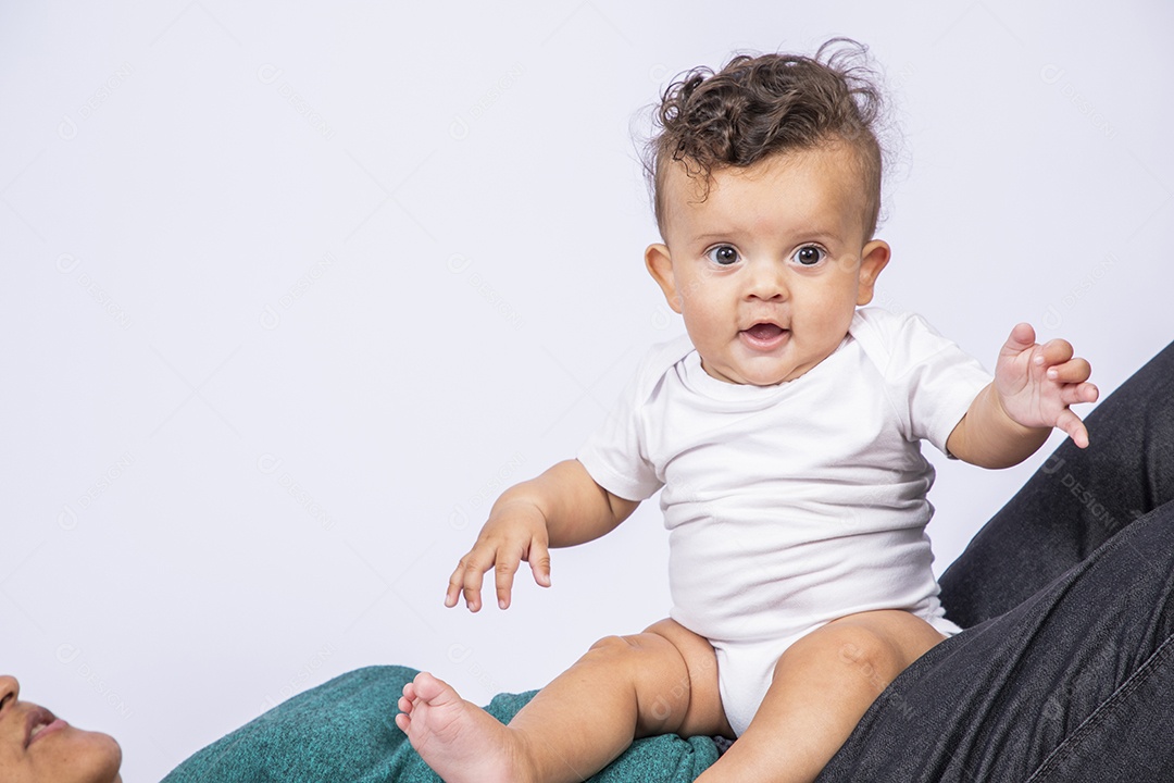 Um bebê fofo deitado na cama