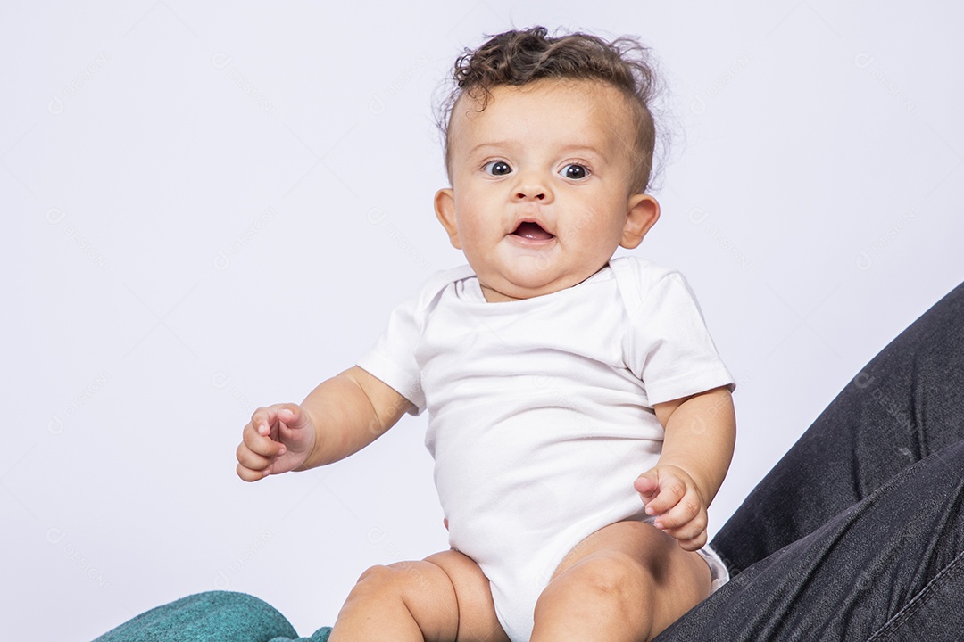 Uma bebê fofinho sentado