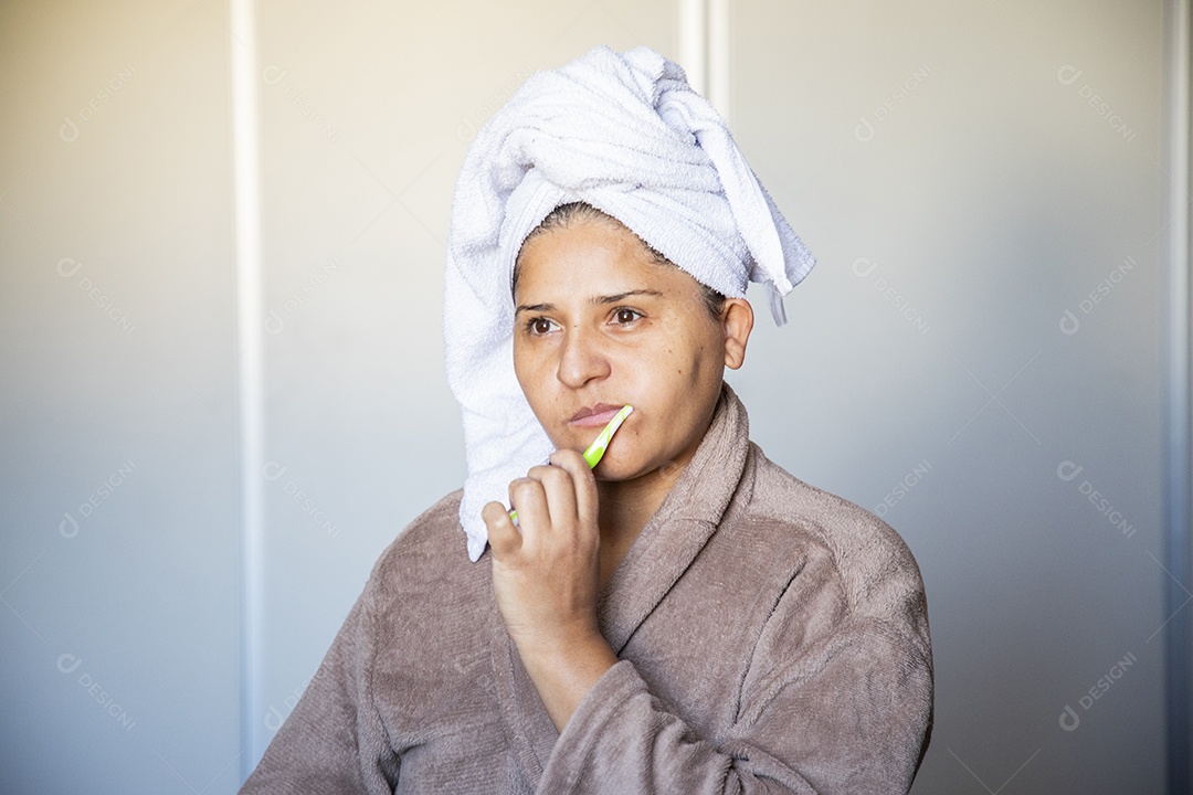 Mulher escovando os dentes