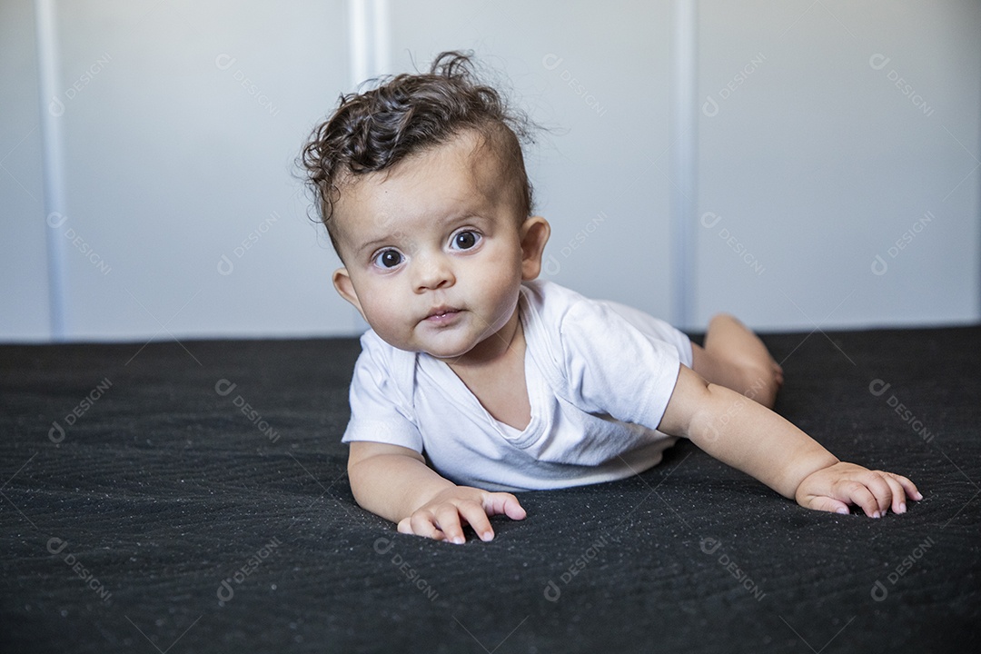 Bebê fofo deitado na cama