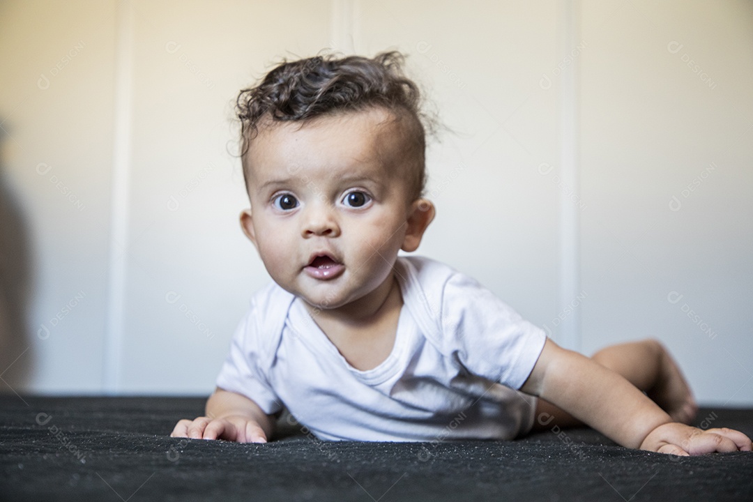 Bebê fofinho deitado de barriga para baixo