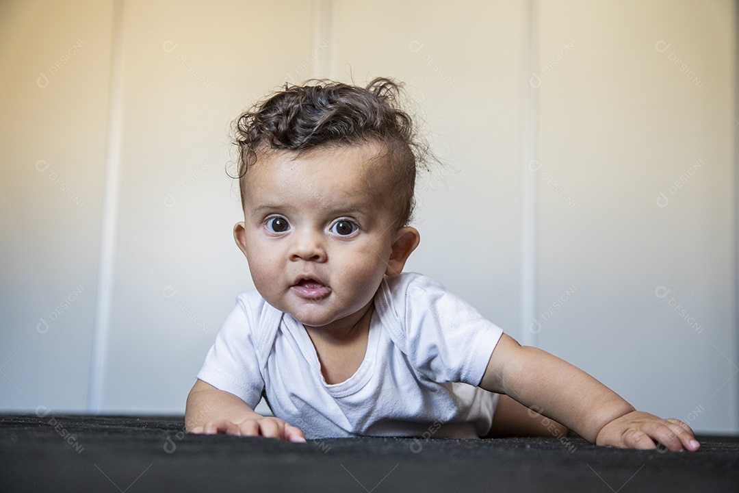 Um bebê fofo deitado na cama