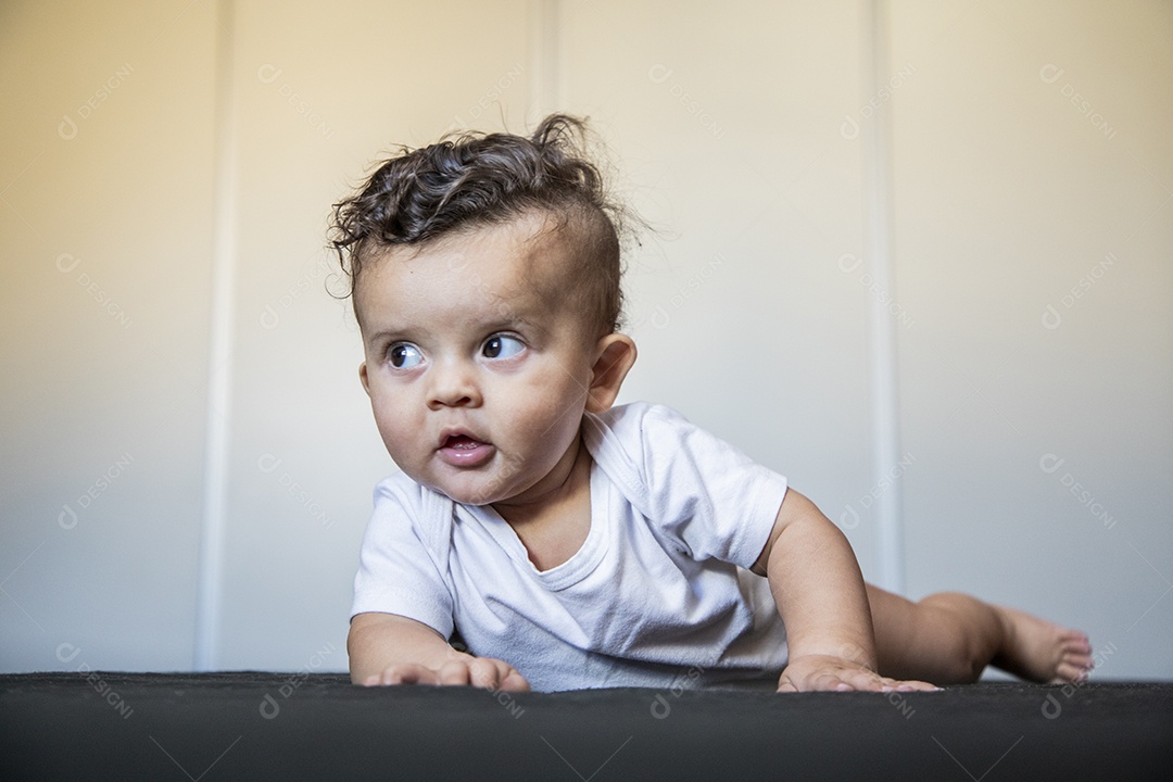 Um bebê fofo deitado na cama