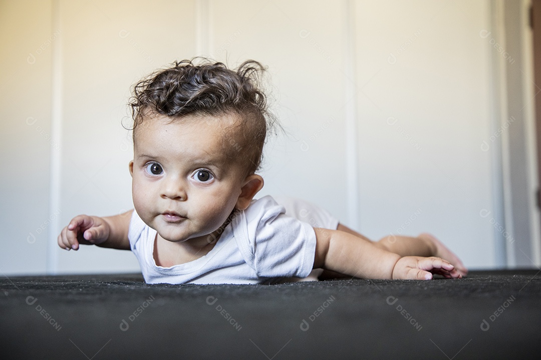 Um bebê fofo deitado na cama