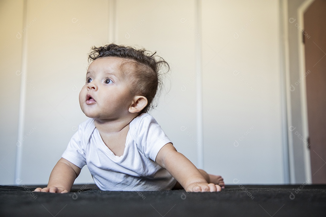 Um bebê fofo deitado na cama