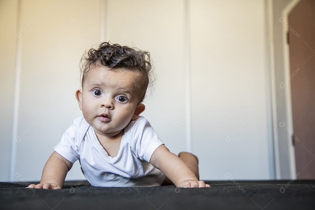 Bebê fofo deitado na cama