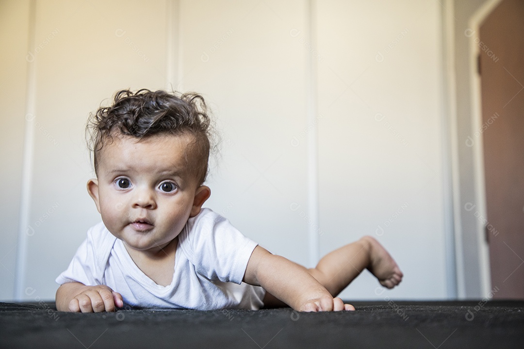 Bebê lindo deitado na cama