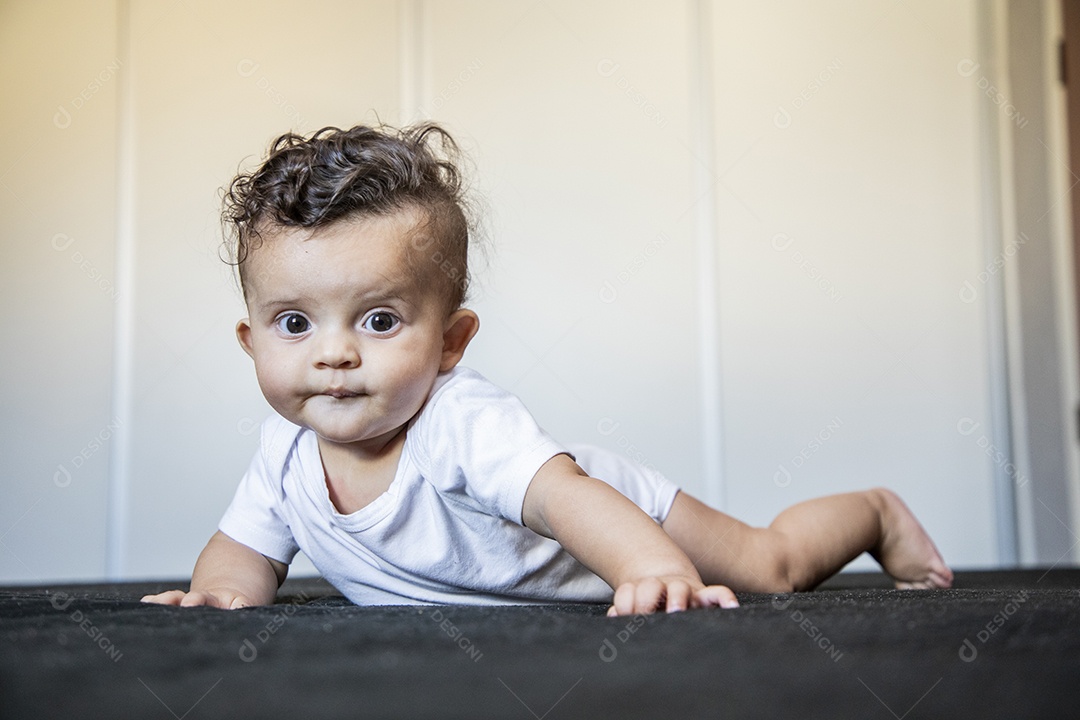 Bebê fofo deitado na cama