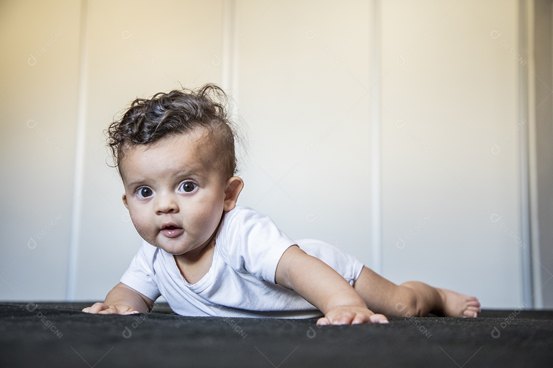 Bebê fofinho deitado de barriga para baixo