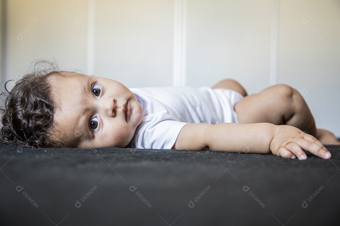 Bebê lindo deitado na cama