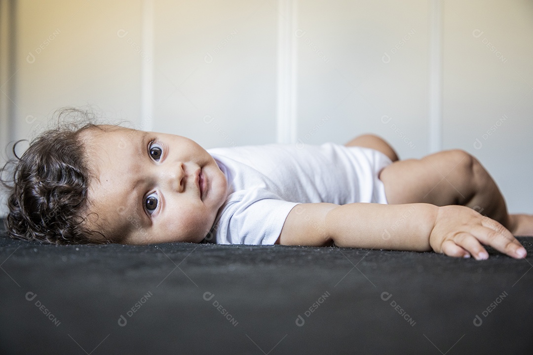 Bebê lindo deitado na cama