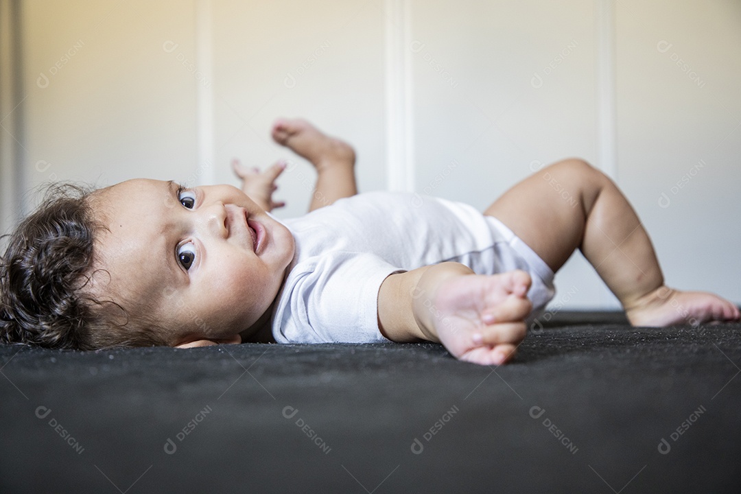 Bebê fofo deitado na cama