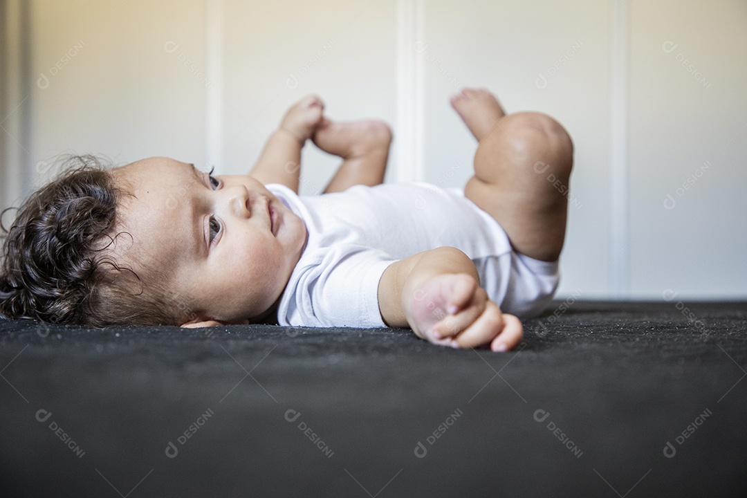 Bebê fofo deitado na cama