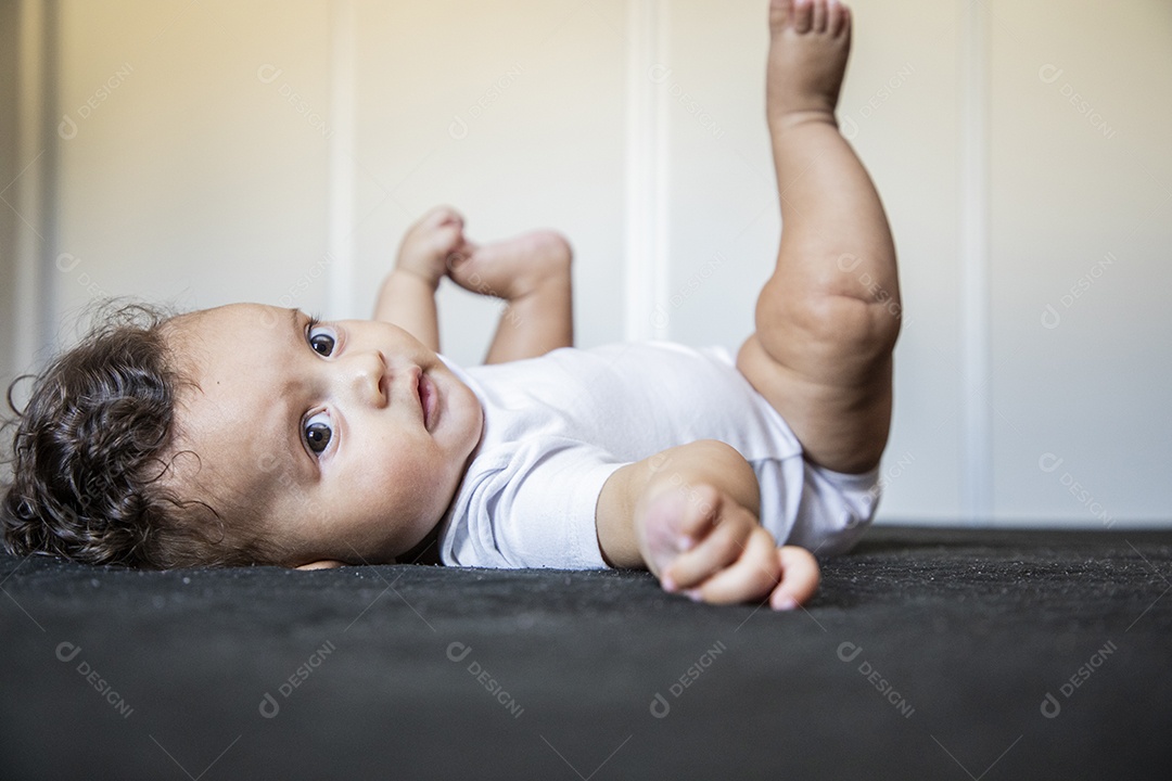 Bebê fofo deitado na cama