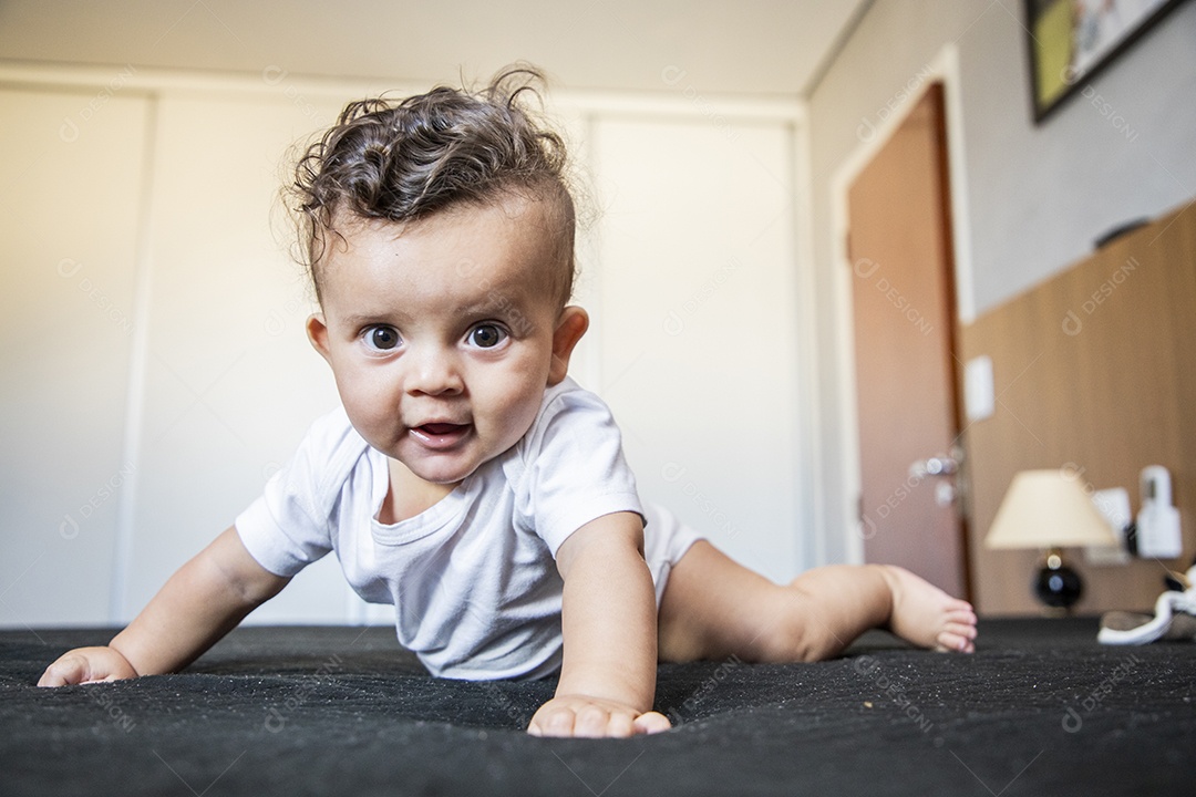 Bebê fofo deitado na cama