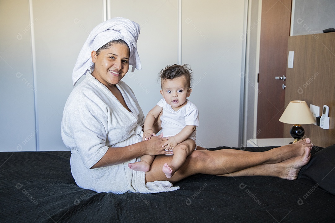 Uma mãe maravilhosa segurando seu bebê fofo no colo