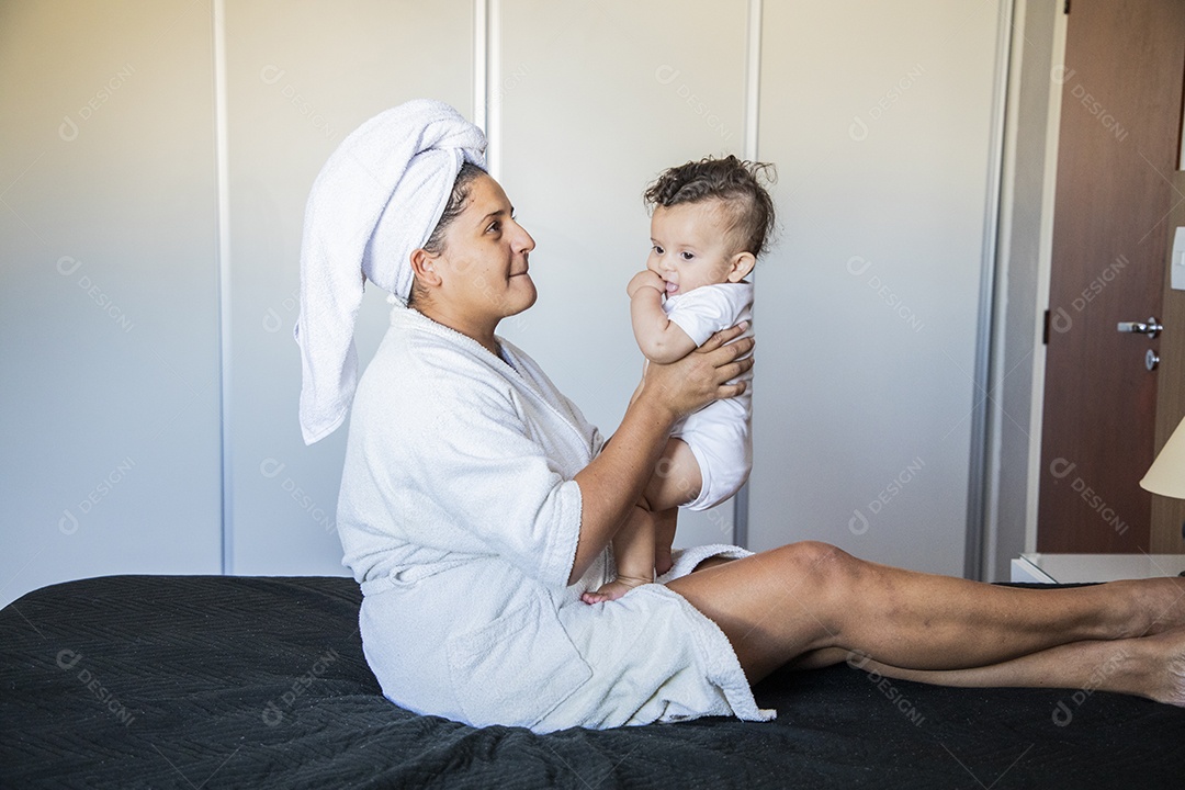 Mãe com seu filho na cama lindos