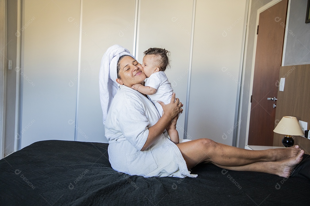 Bebê fofo beijando sua mamãe com muito amor