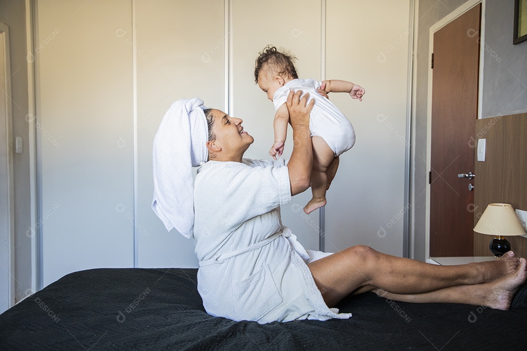 Mãe cuidando do seu bebê após um banho