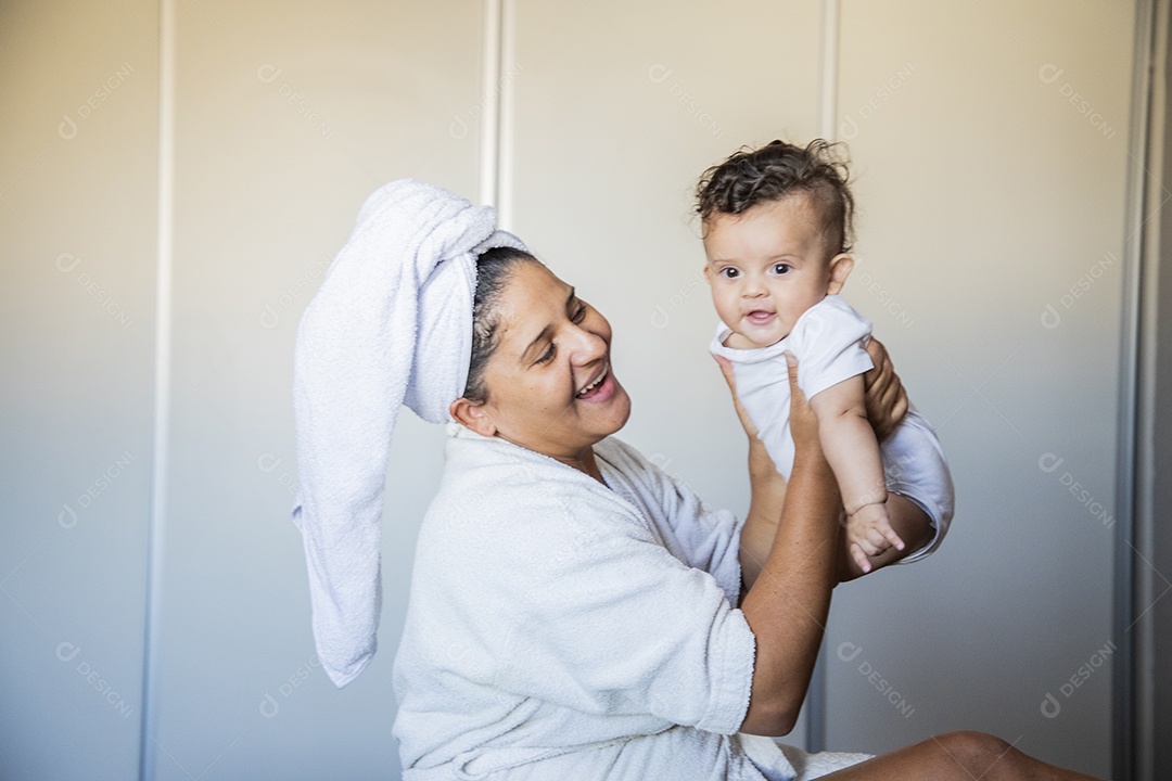 Mãe dedicada e carinhosa segurando seu bebê