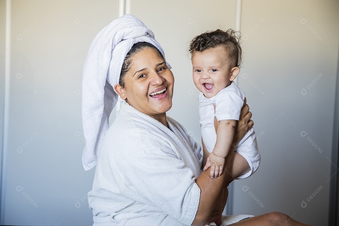 Mãe dedicada e carinhosa segurando seu bebê feliz