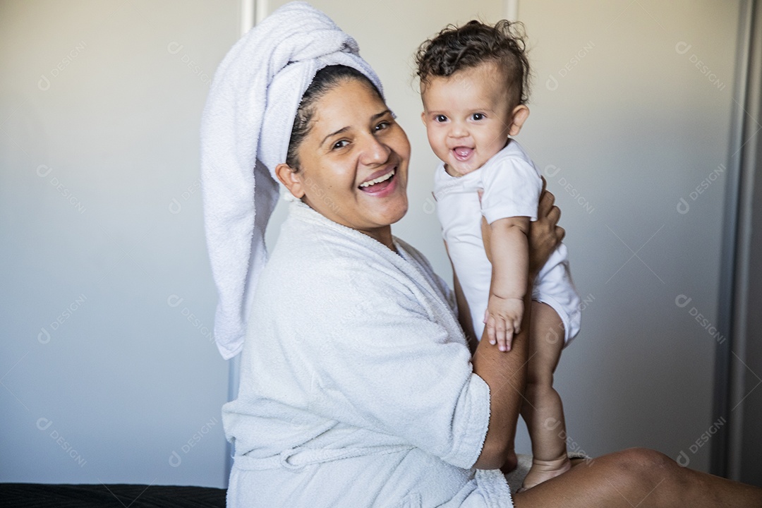 Mãe dedicada carinhosa e feliz segurando seu bebê feliz