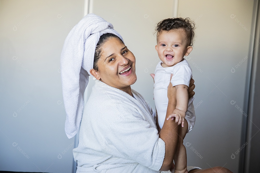 Mãe dedicada carinhosa e feliz segurando seu bebê feliz