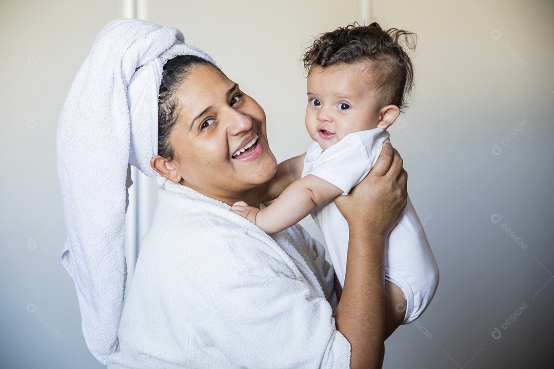 Mãe sendo agarrada por seu bebê com muito amor