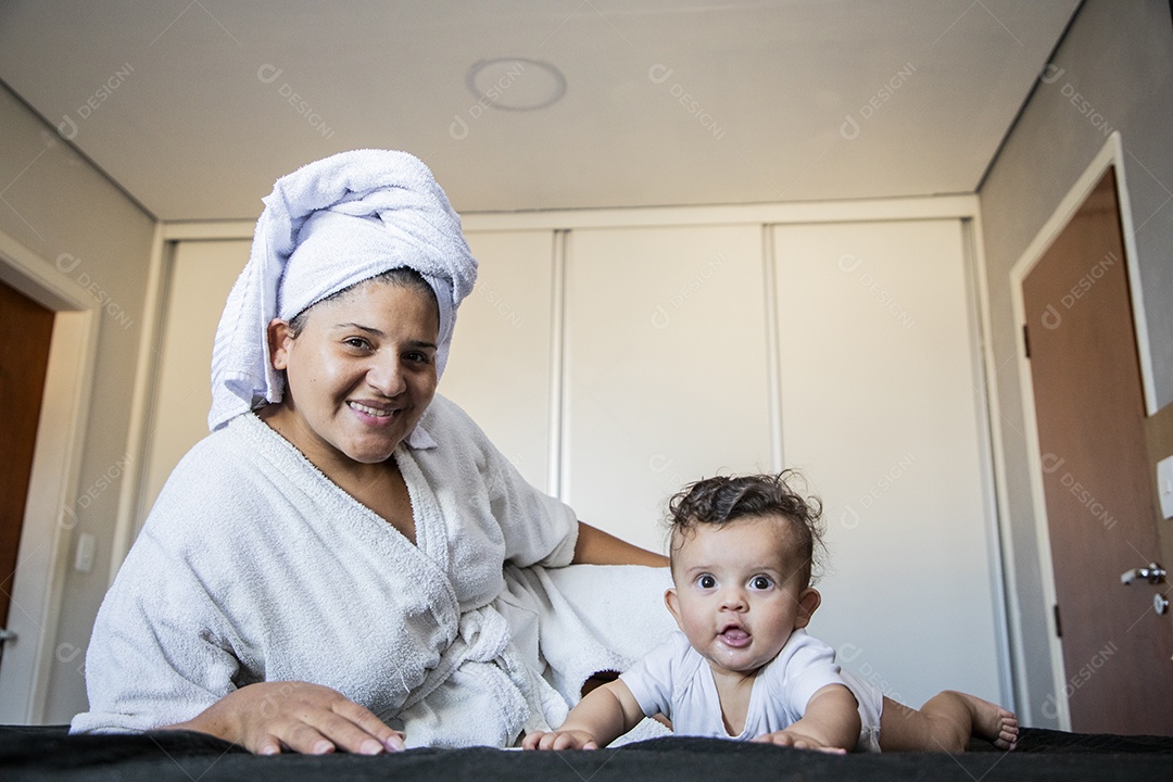Mãe e seu bebê deitados após banho