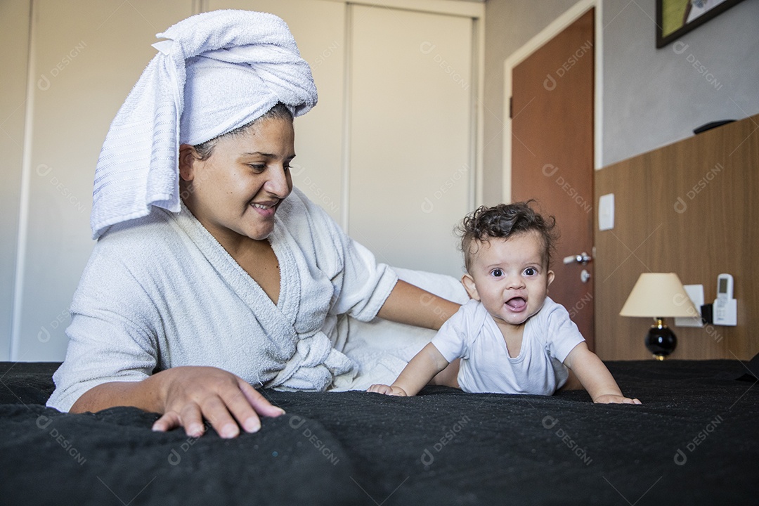 Mãe dedicada e carinhosa segurando seu bebê feliz