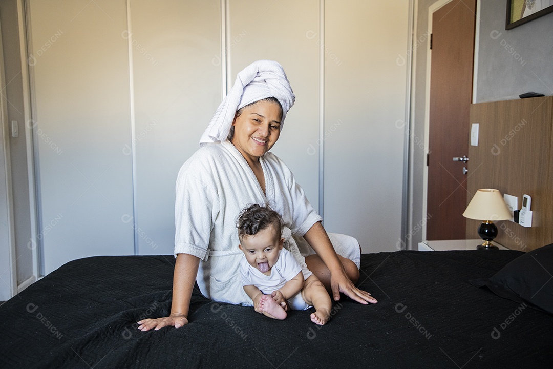 Mãe e bebê se preparando para tomar banho