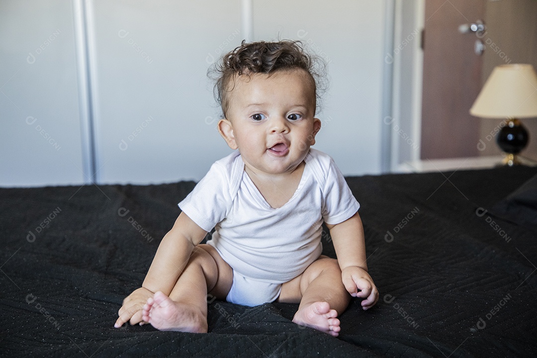 Bebê lindo fofinho sentado na cama