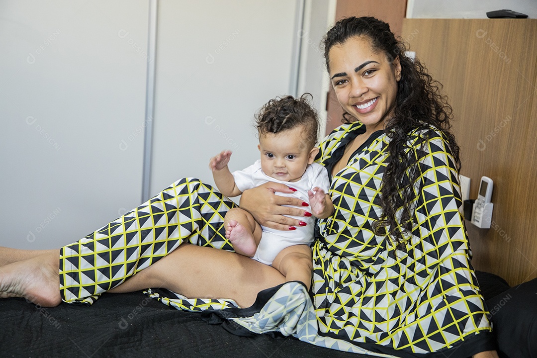 Linda mamãe com seu filho no colo