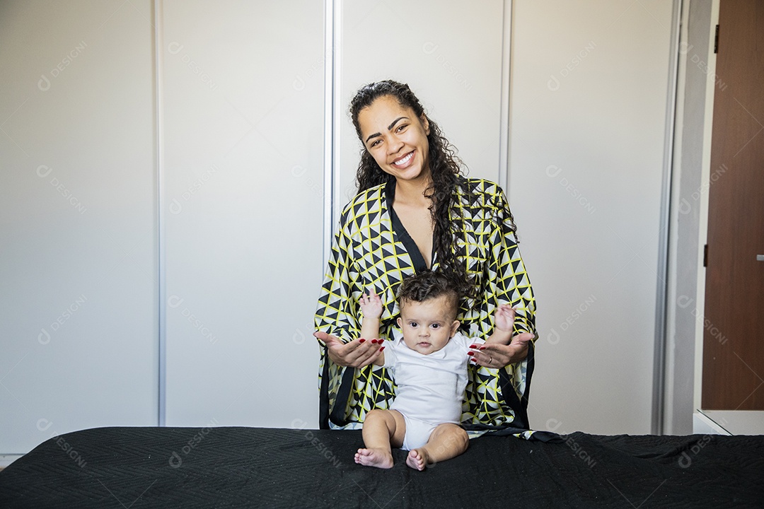 Mãe com seu filho na cama lindos