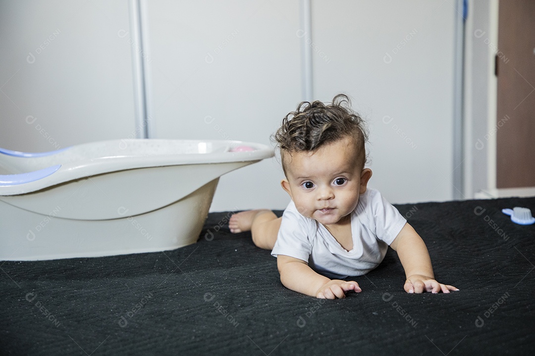 Bebê fofo se preparando para banho