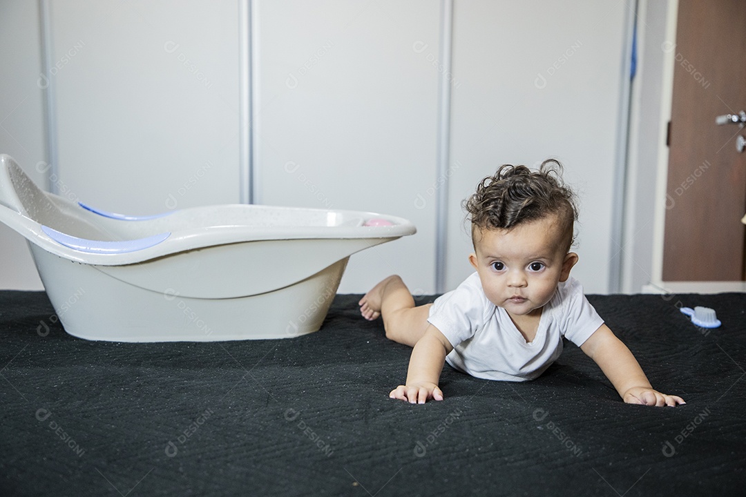 Bebê lindo deitado na cama preparando para banho