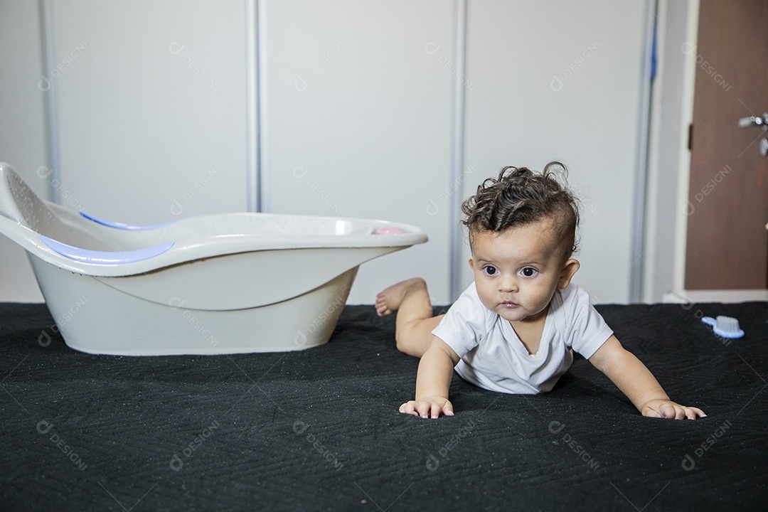 Bebê deitado na cama se preparando para banho