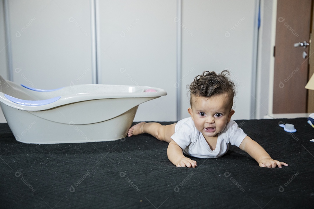 Bebê fofo se preparando para banho