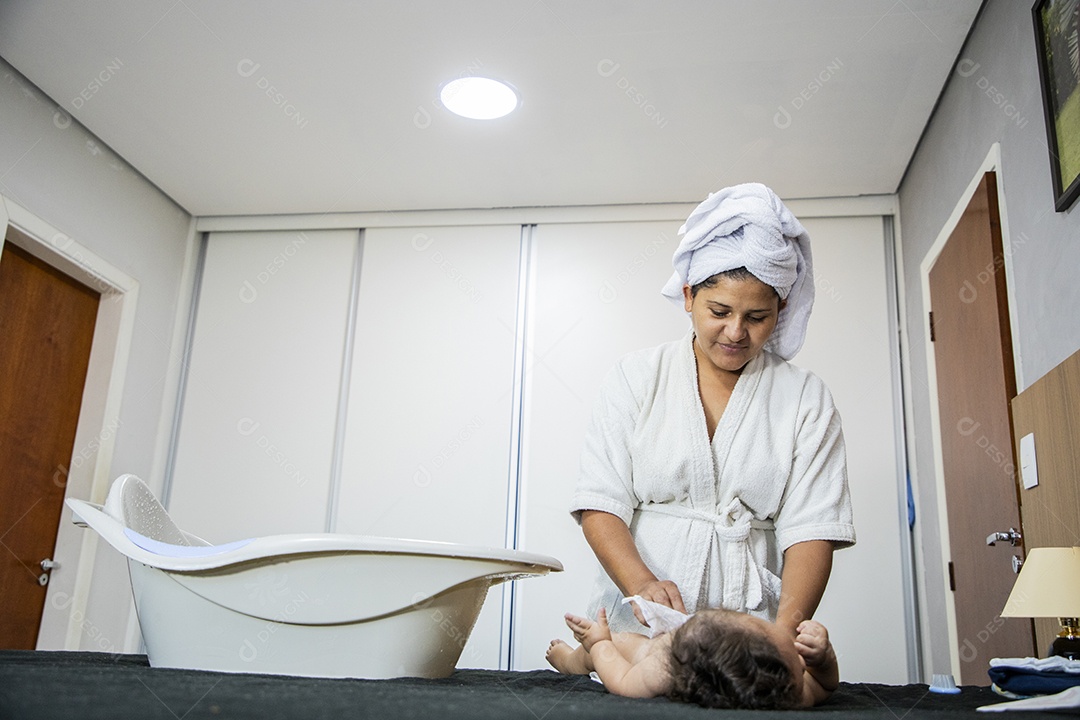 Mãe dedicada banhando seu bebê