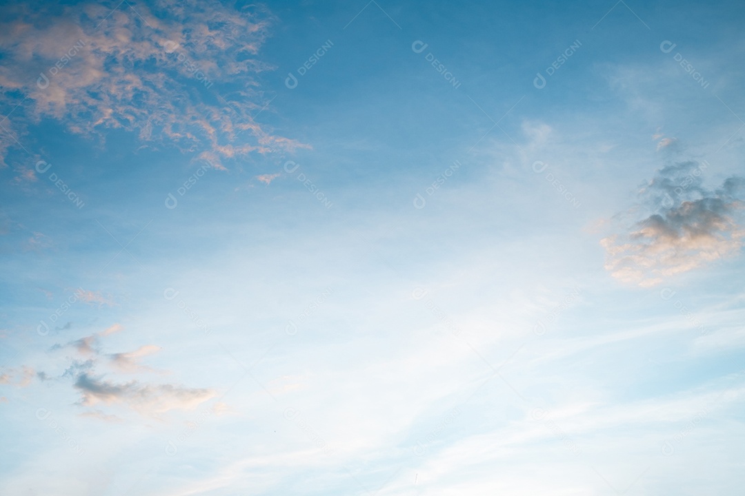 Lindas e luxuosas nuvens brancas azuis gradientes